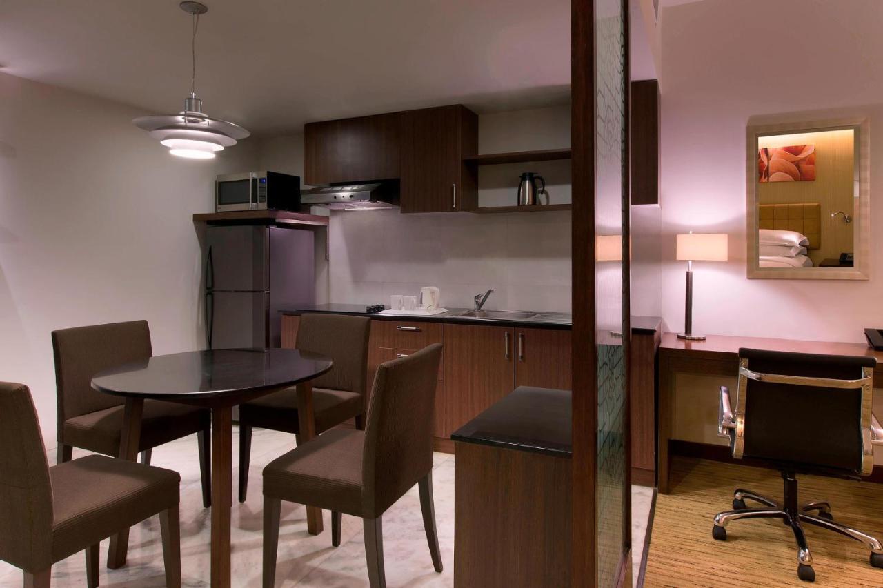 Four Points By Sheraton Hotel And Serviced Apartments Пуна Экстерьер фото