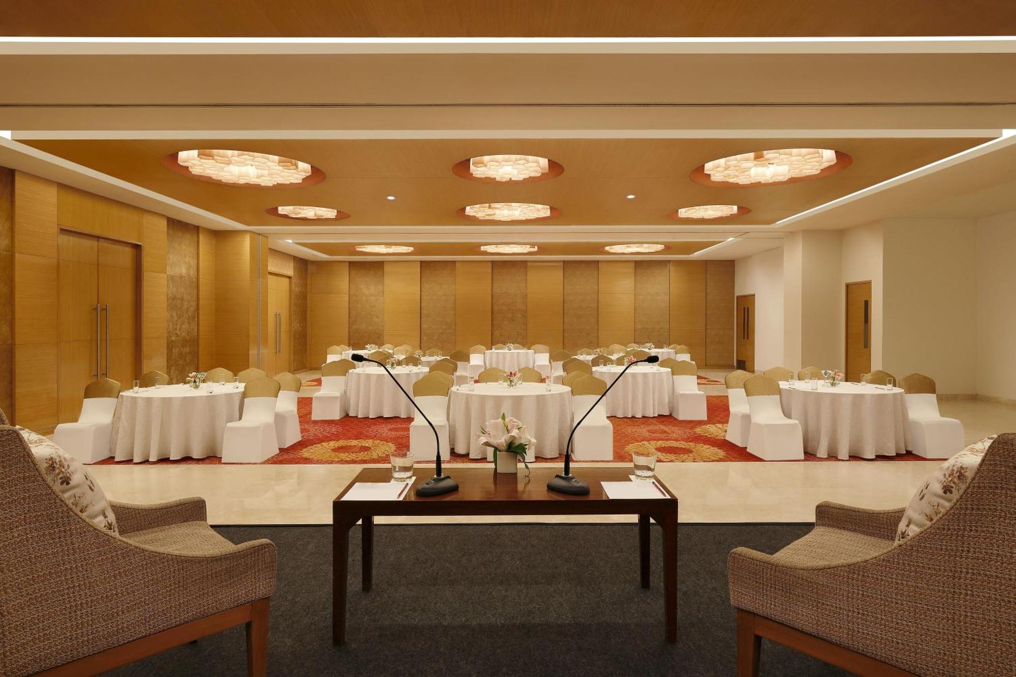 Four Points By Sheraton Hotel And Serviced Apartments Пуна Экстерьер фото